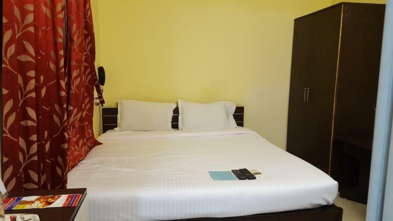 Capital O Kabita Guest House Near Acropolis Mall โกลกาตา ภายนอก รูปภาพ